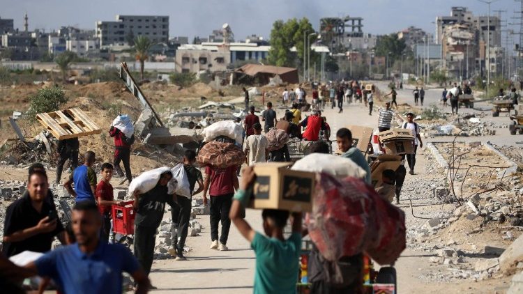 Povo palestino carrega pertences em meio à destruição na Faixa de Gaza