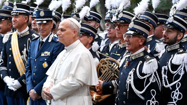 Papa com os gendarmes vaticanos