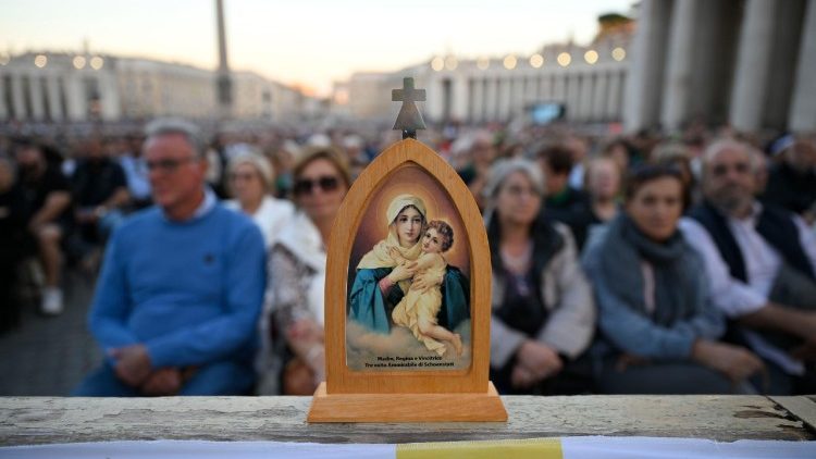 Terço pela paz foi realizado durante o Jubileu da Espiritualidade Mariana