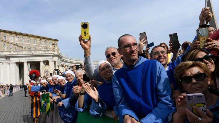 Cerca de 50 mil fiéis participaram da missa na Praça São Pedro