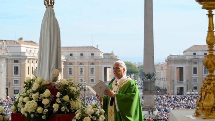 Papa Leão XIV em oração diante de Nossa Senhora de Fátima