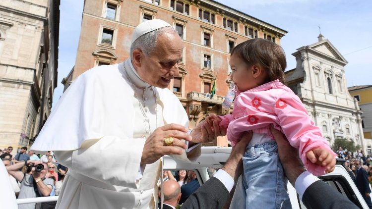 Ao final da missa, o Papa Leão XIV saudou os fiéis de papamóvel