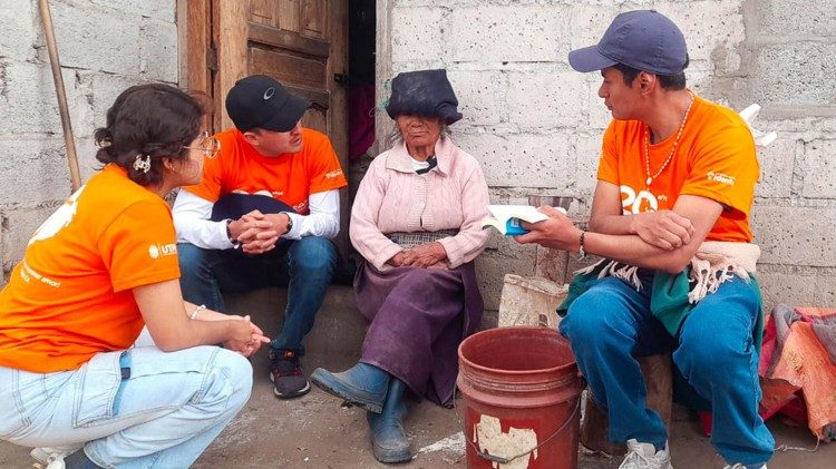 Um momento de encontro entre jovens missionários e idosos das comunidades de Santo Domingo