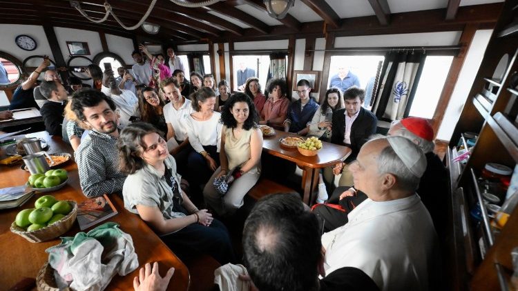 O Papa dentro do Barco Escola da Paz, em Ostia