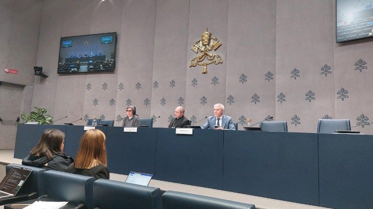Dom Flavio Pace e a irmã Alessandra Smerilli durante o briefing dedicado à visita dos Monarcas da Inglaterra