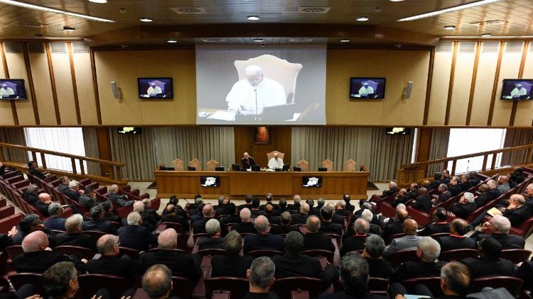 Papa com jesuítas na Sala Nova do Sínodo