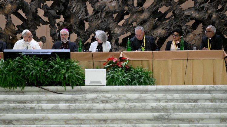 A mesa do Papa com os delegados e os líderes da secretaria do Sínodo dos Bispos, na Sala Paulo VI  