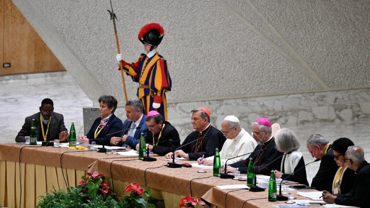 A mesa do Papa durante o encontro com as equipes sinodais A mesa do Papa durante o encontro com as equipes sinodais