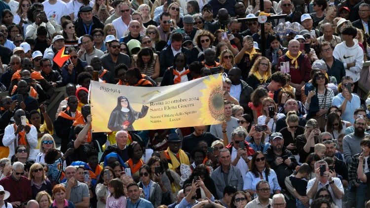 A multidão na Praça São Pedro para o Angelus dominical