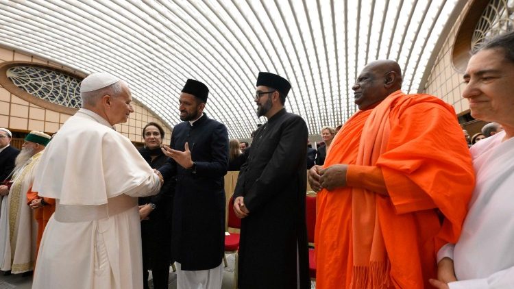 O Santo Padre durante o encontro com diversos representantes de outras religiões 