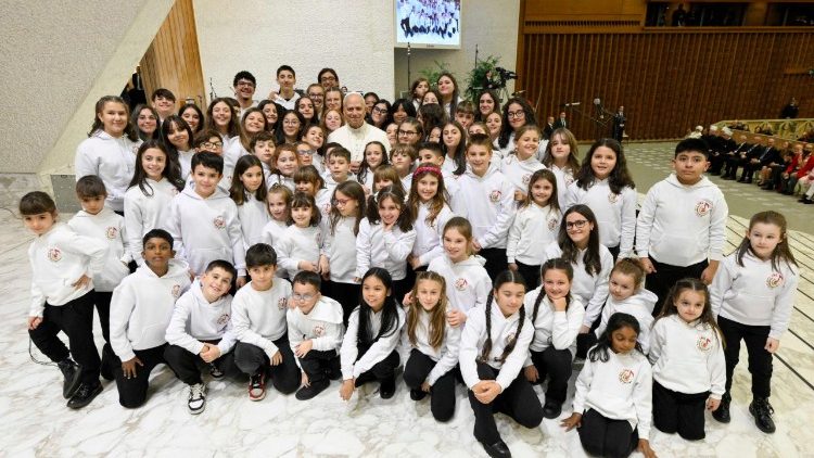 Leão XIV com as crianças do coral italiano Leão XIV com as crianças do coral italiano