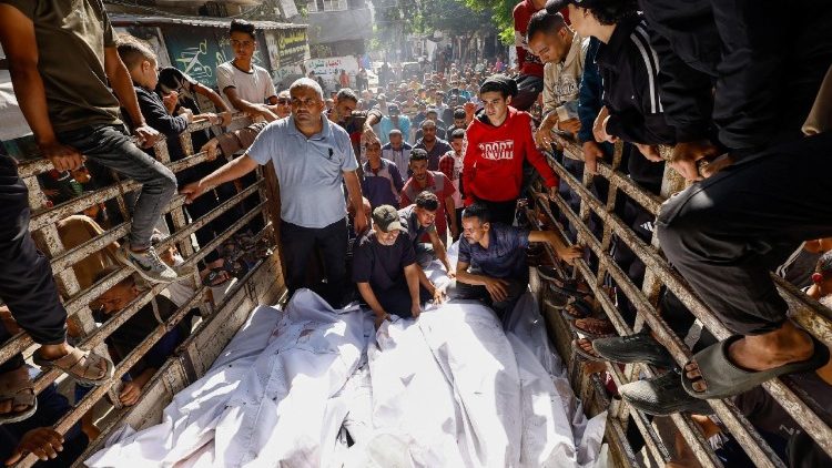Início do funeral de membros da família Abu Dalal, mortos nos últimos ataques israelenses.