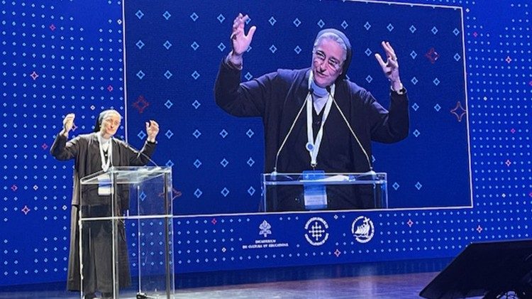 Irmã Donatello e os aplausos em linguagem gestual. Irmã Donatello e os aplausos em linguagem gestual.