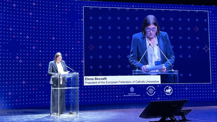 A reitora Elena Beccalli durante seu discurso A reitora Elena Beccalli durante seu discurso