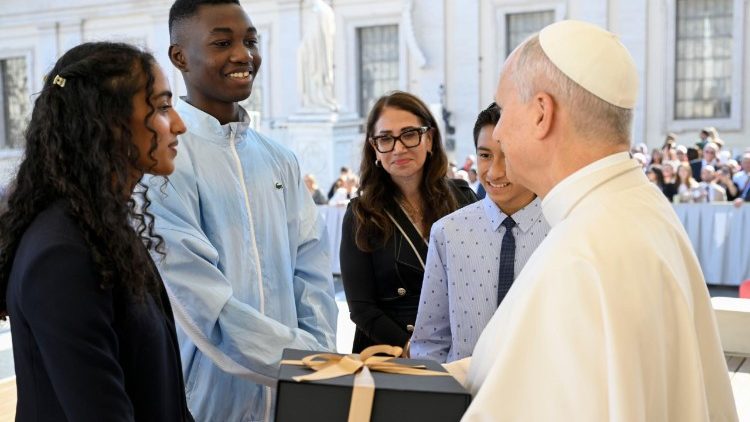O Papa ao encontrar estudantes que participam do Jubileu do Mundo da Comunicação O Papa ao encontrar estudantes que participam do Jubileu do Mundo da Comunicação