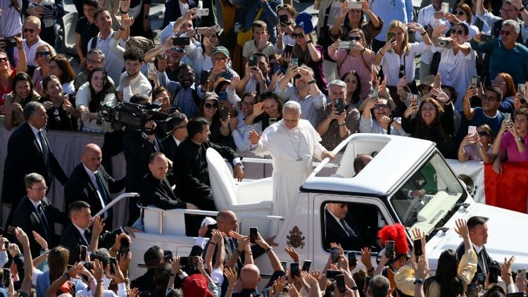Cerca de 50 mil pessoas estavam na Praça São Pedro durante a celebração