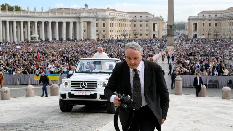 Francesco Sforza na Praça São Pedro durante audiência com o Papa Leão XIV