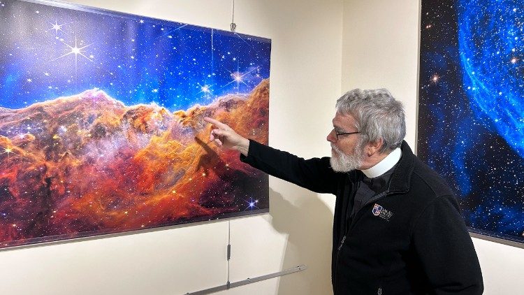 Consolmano ao explicar uma imagem da exposição