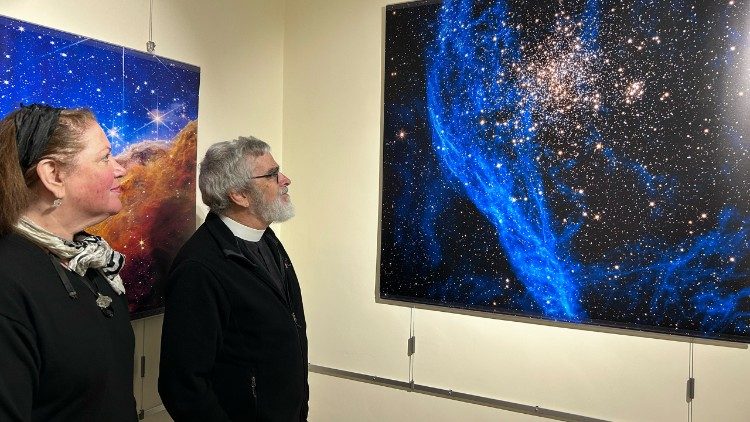 Outro ângulo da exposição no Vaticano