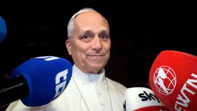 Papa responde a jornalistas na saída da residência pontifícia de Castel Gandolfo