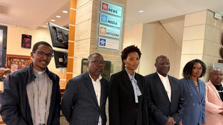 Padre Dr. Filipe Sungo e o grupo da UCM que participou no Jubileu do Mundo Educativo em Roma Padre Dr. Filipe Sungo e o grupo da UCM que participou no Jubileu do Mundo Educativo em Roma