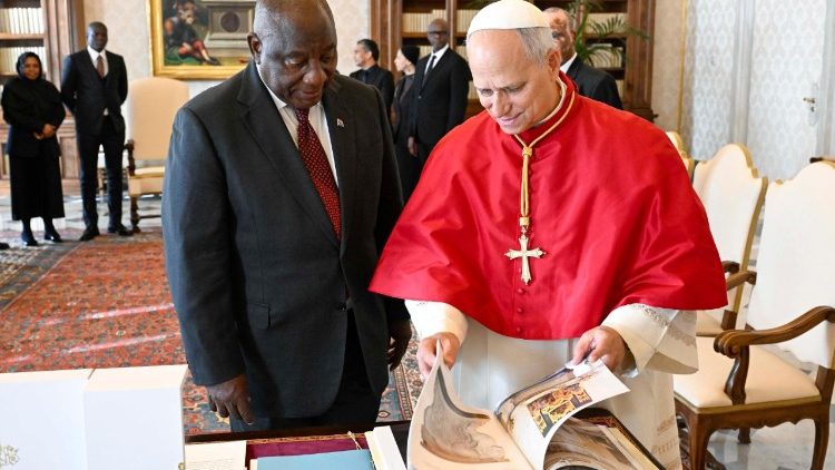 Troca de presentes entre o Papa e o presidente Ramaphosa