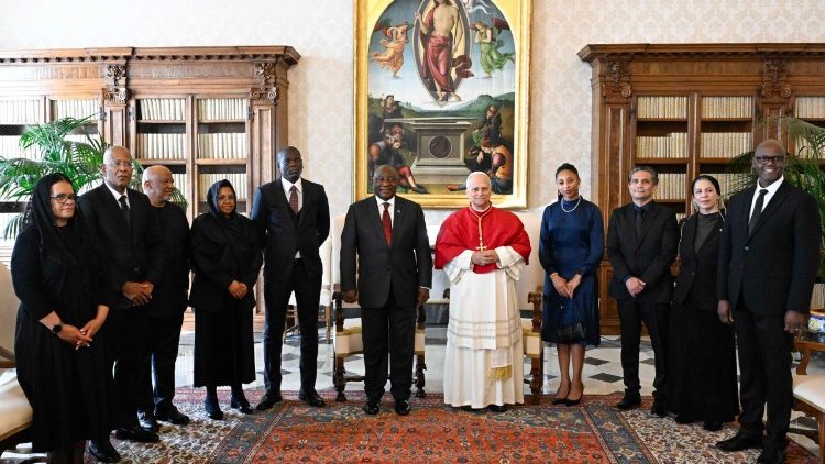 Foto de grupo ao final da audiência Foto de grupo ao final da audiência
