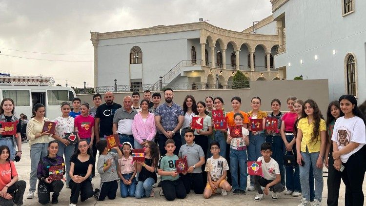 Participantes de um evento "Heritage Truck" exibem seus projetos.