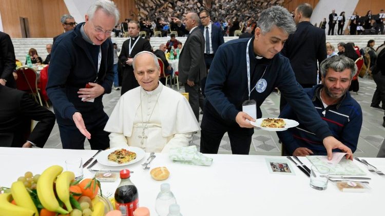 Leão XIV quis recordar seu predecessor, Francisco, que iniciou a tradição do almoço com os pobres