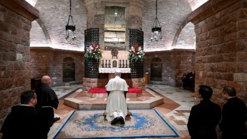 Papa diante do túmulo de São Francisco: o mundo busca sinais de esperança