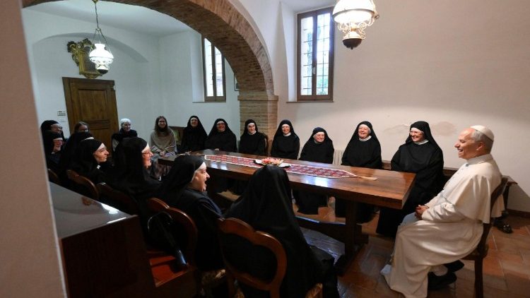 Leão XIV almoçando com as religiosas  agostinianas (@Vatican Media)