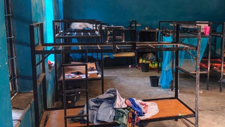 O dormitório da escola católica St. Mary em Papiri, na Nigéria, atacado por militantes. O dormitório da escola católica St. Mary em Papiri, na Nigéria, atacado por militantes.