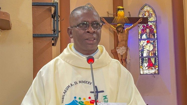 Padre Sílvio Anovo na Missa do Jubileu dos acólitos e jovens, na arquidiocese da Beira