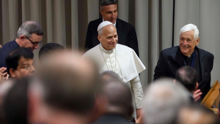 Leão XIV com o padre Arturo Sosa Abascal, prepósito geral da Companhia de Jesus 