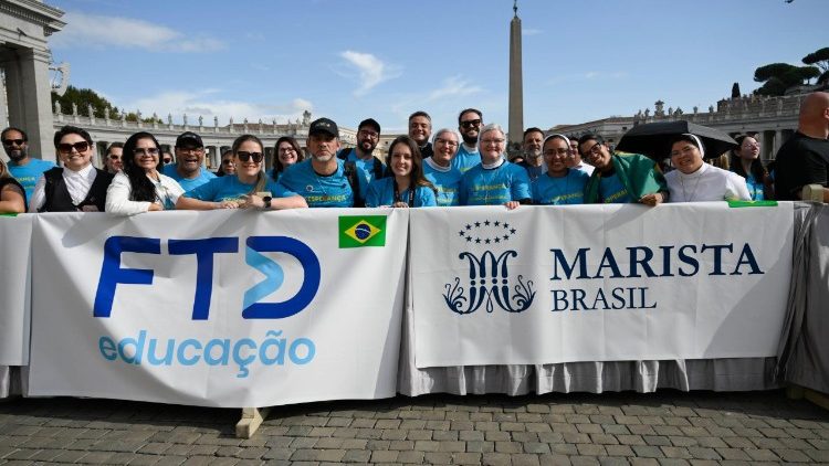 Os peregrinos brasileiros presentes na Praça São Pedro para a audiência jubilar