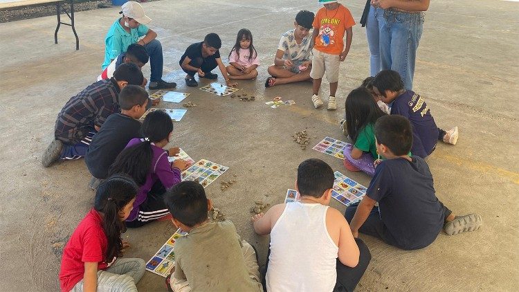 As crianças brincam no abrigo. La 72, Casa-Refugio para Pessoas Migrantes As crianças brincam no abrigo. La 72, Casa-Refugio para Pessoas Migrantes