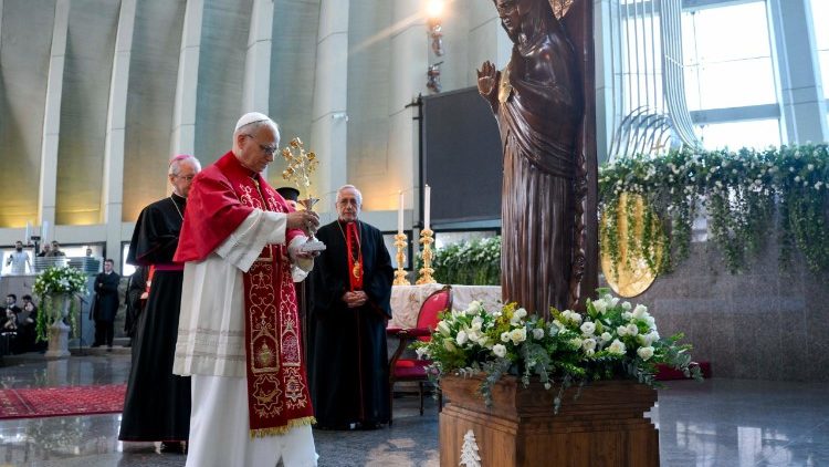 A Rosa de Ouro junto à imagem de Nossa Senhora de Harissa