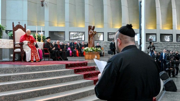 O Pe. Youhanna-Fouad Fahed durante o seu testemunho diante de Leão XIV