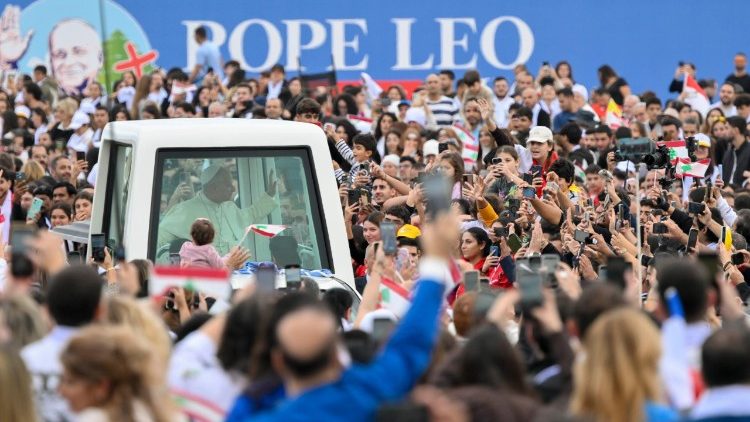 Milhares de fiéis acolheram o Papa para a missa no Beirut Waterfront