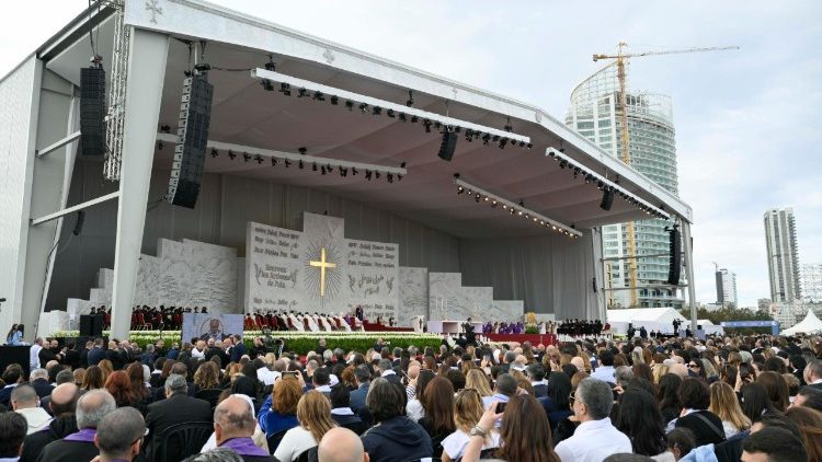 O local da missa com o Papa fica a poucos quilômetros do Porto de Beirute, que sofreu a explosão  em 2020