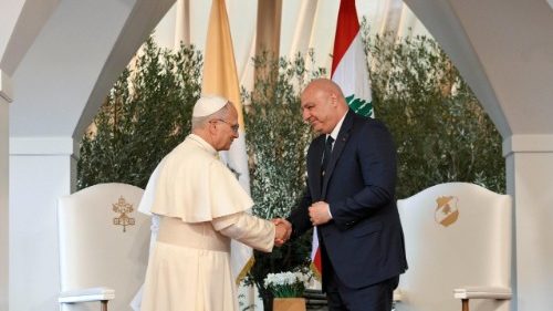 O Papa despede-se do Líbano: a todos, os meus votos de paz. Cessem os ataques e as hostilidades