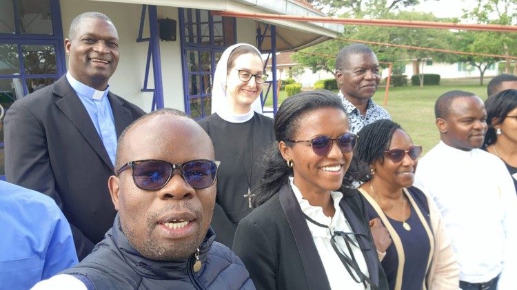 Ir Nina do Dicastério para a Comunicação e Pe Andrew Kaufa da AMECEA com alguns participantes Ir Nina do Dicastério para a Comunicação e Pe Andrew Kaufa da AMECEA com alguns participantes