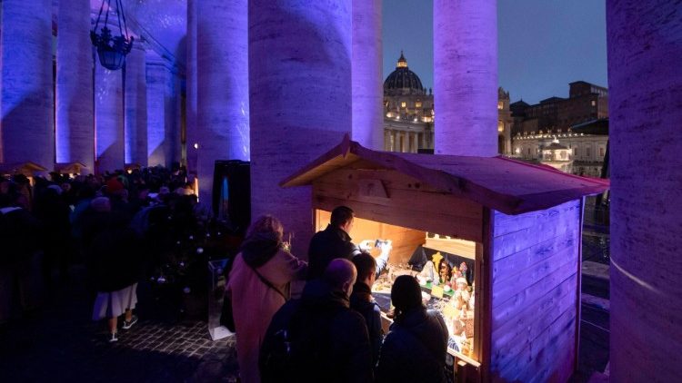 A exposição "100 Presépios no Vaticano" sob a Colunata de Bernini.