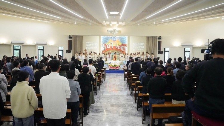 Um momento da Missa pelo centenário da Universidade Católica Fu Jen em Taiwan