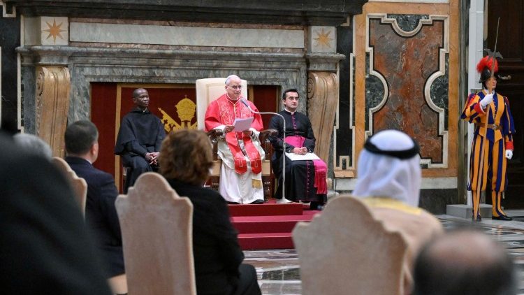 Papa Leão XIV recebe as credenciais de vários Embaixadores