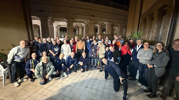 Os participantes do jantar organizado para os pobres