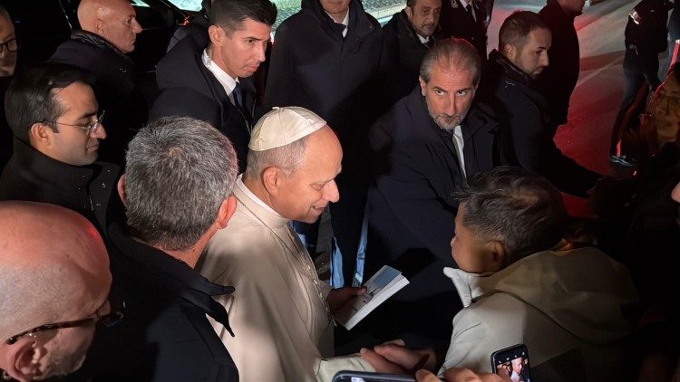 Leão XIV cumprimenta algumas crianças do lado de fora da Villa Barberini Leão XIV cumprimenta algumas crianças do lado de fora da Villa Barberini