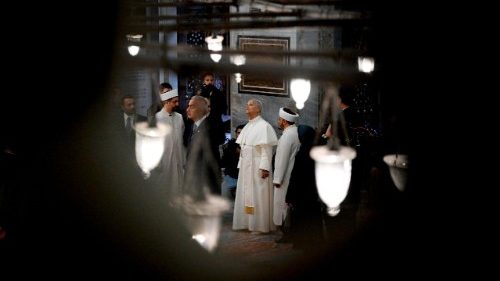 O Papa na "Mesquita Azul" de Istambul, visita em espírito de recolhimento e escuta