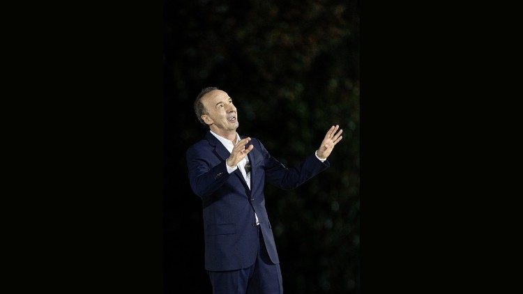 Roberto Benigni no monólogo "Pietro. Um Homem ao Vento" (Cortesia de Melampo Cinematografica - Foto de Luca Dammicco)