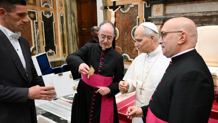 O Papa recebe um presente O Papa recebe um presente